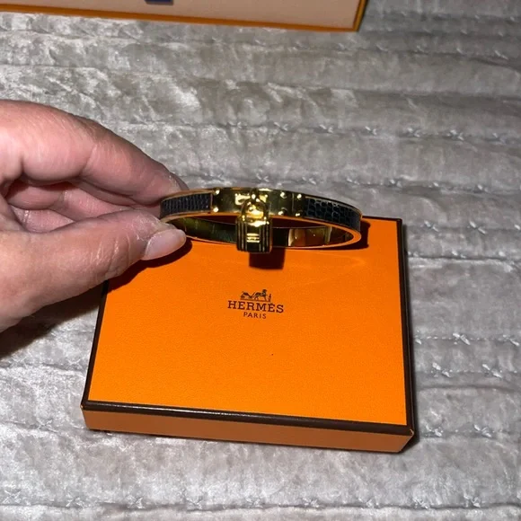 Hermes Preloved bangle with dangling lock on excellent condition color black . - Picture 1 of 5